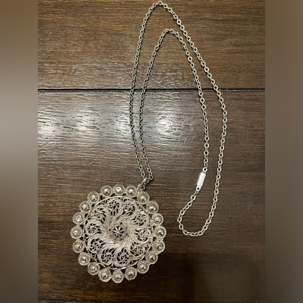 Silver pendent necklace